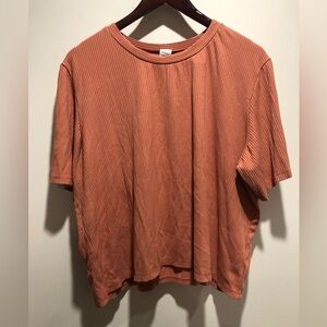 Casual Ribbed Short Sleeve Top in Orange/Coral Mas Montreal